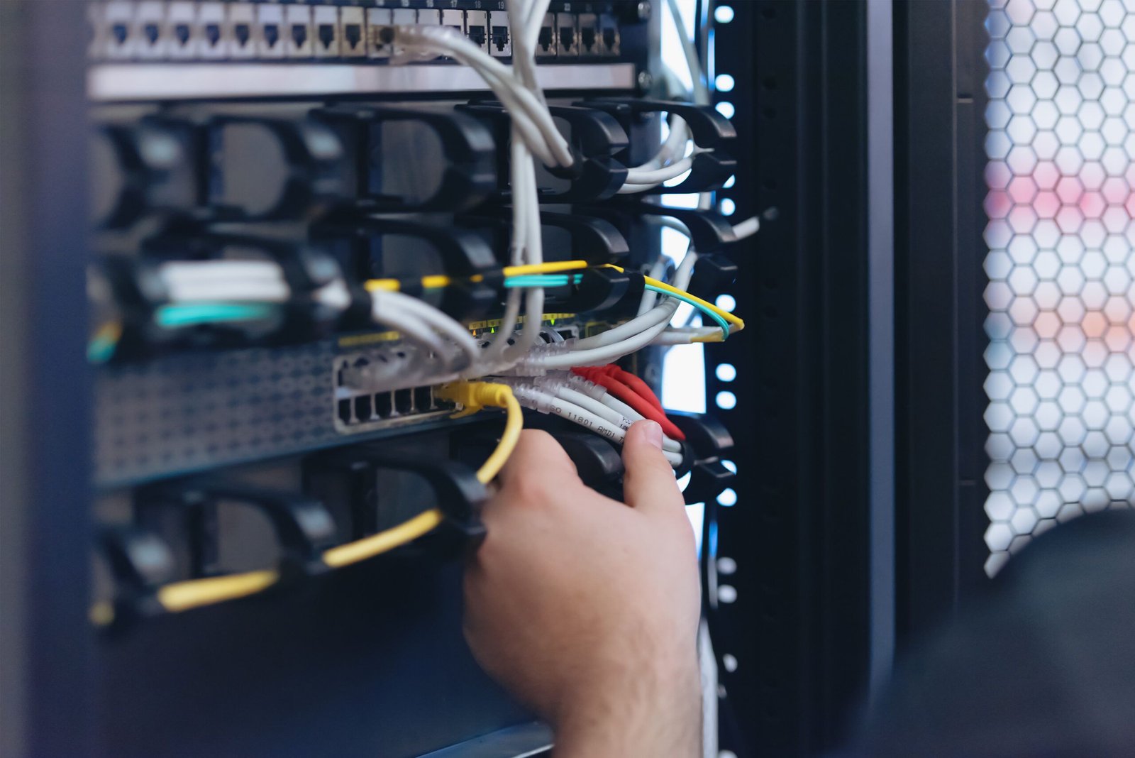 Ingeniero técnico CSTEC trabajando en instalación profesional de UPS y cableado en cuarto de servidores